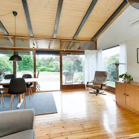 6 Person In Dronningmolle-by Traum